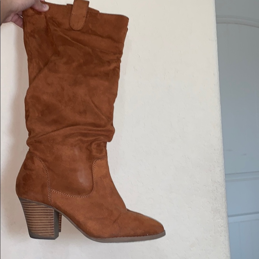 Super cute heeled brown boots!